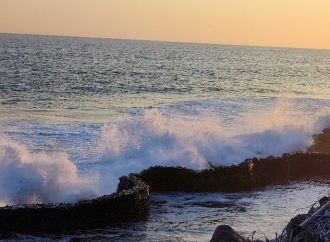 FUERTES OLEAJES AZOTAN LA COSTA SALVADOREÑA: MÁS DE 50 HERIDOS Y DAÑOS MATERIALES
