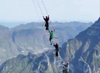 ESCALERA AL CIELO: LA NUEVA ATRACCIÓN EN CHINA A 1,500 METROS DE ALTURA CAUSA FUROR