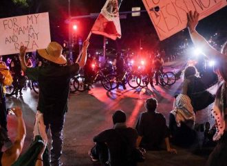 IMPONEN TOQUE DE QUEDA EN LOS ÁNGELES POR OLA DE PROTESTAS Y DISTURBIOS