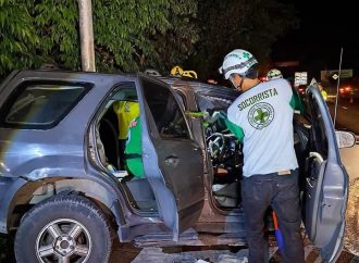 FUERTE ACCIDENTE DE TRÁNSITO EN CARRETERA DE ORO DEJA A UN HOMBRE ATRAPADO