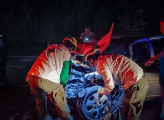 HOMBRE RESULTA GRAVEMENTE LESIONADO EN CHOQUE ENTRE SEDÁN Y AUTOBÚS EN CARRETERA DE ORO