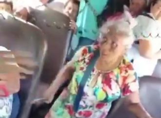 MUJER DE LA TERCERA EDAD INTENTA APUÑALAR A PREDICADOR EN UNIDAD DE LA RUTA 155