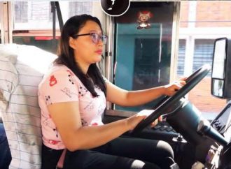 JÁQUELINE PÉREZ: MOTORISTA, VENDEDORA Y MAMÁ EJEMPLAR QUE LUCHA POR EL FUTURO DE SU HIJO