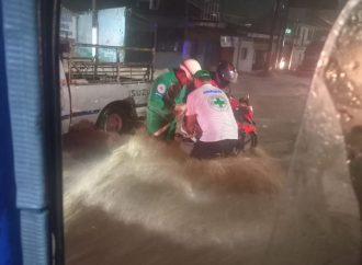 RESCATARON A MOTOCICLISTA ATRAPADO EN FUERTE CORRENTADA DURANTE TORMENTA EN SANTA ANA
