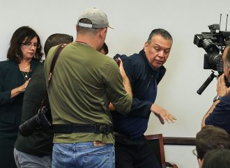 SENADOR DEMÓCRATA ALEX PADILLA FUE ESPOSADO TRAS INTERRUMPIR RUEDA DE PRENSA DE SECRETARIA DE SEGURIDAD NACIONAL