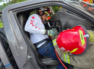 UTILIZAN EQUIPO HIDRÁULICO PARA RESCATAR A HOMBRE ATRAPADO EN VEHÍCULO EN CARRETERA A SONSONATE