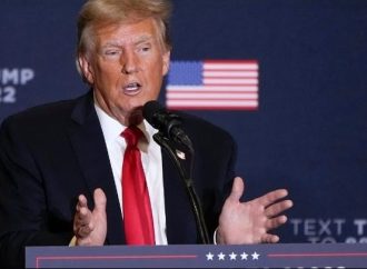 TRUMP PIDE CÁRCEL PARA AUTORIDADES DEMÓCRATAS DE ILLINOIS POR BLOQUEAR REDADAS DE ICE
