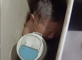 RECIÉN NACIDA ES HALLADA CON VIDA EN TANQUE DE INODORO EN TAILANDIA; EL CASO SE VUELVE VIRAL