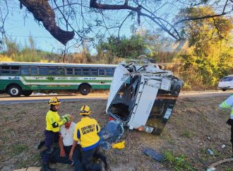 VOLCAMIENTO DE CAMIONCITO DEJA UN HOMBRE LESIONADO EN CARRETERA A SANTA ANA