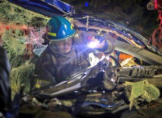 CONDUCTOR QUEDA ATRAPADO TRAS IMPACTAR CONTRA RASTRA EN SANTA TECLA