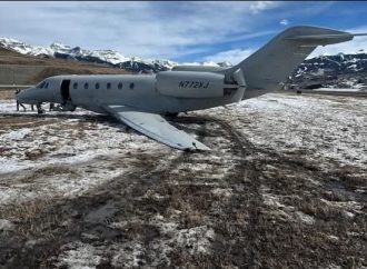 JET PRIVADO SE SALE DE LA PISTA POR FUERTES VIENTOS EN AEROPUERTO DE COLORADO, EE. UU.
