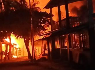INCENDIO DEJA PÉRDIDAS TOTALES EN VIVIENDAS Y NEGOCIOS DE PLAYA LOS BLANCOS