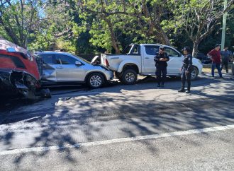 ACCIDENTE MÚLTIPLE EN LA AUTOPISTA A COMALAPA DEJA SOLO DAÑOS MATERIALES