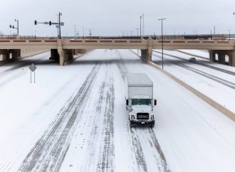TORMENTA INVERNAL ACTIVA EMERGENCIAS EN MÁS DE 20 ESTADOS DE EE. UU. Y PROVOCA APAGONES Y CANCELACIONES AÉREAS