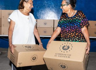 ADULTAS MAYORES RECIBEN PAQUETES ESCOLARES TRAS ESTUDIAR EN MODALIDAD FLEXIBLE EN SANTA ANA ESTE