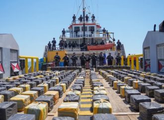 LAS AUTORIDADES PRESENTARON LAS 6.6 TONELADAS DE COCAÍNA QUE FUERON INCAUTADAS EN UN OPERATIVO MARÍTIMO DONDE CAPTURARON A VARIAS PERSONAS