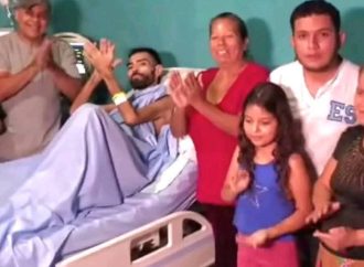 JULIO RIVERA LLEGÓ AYER EN UN AVIÓN MÉDICO A EL SALVADOR DESDE NUEVA YORK PARA CUMPLIR SU ÚLTIMO DESEO DE VOLVER A CASA EN AHUACHAPÁN