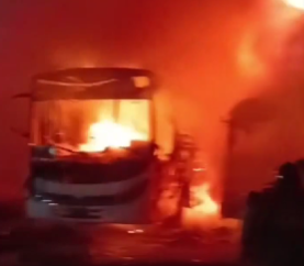 INCENDIO AFECTA PREDIO DE AUTOBUSES DE LA RUTA 55 EN SANTA ANA