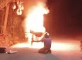 INCENDIO CONSUME MOTOCICLETA DE VENDEDOR DE SORBETES EN JIQUILISCO; EL HOMBRE LLORÓ DE RODILAS ANTE LA PERDIDA DE SU MOTO