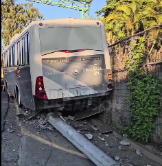 BÚS DE LA RUTA 511 IMPACTA CONTRA POSTE TRAS FALLA MECÁNICA EN SAN SALVADOR
