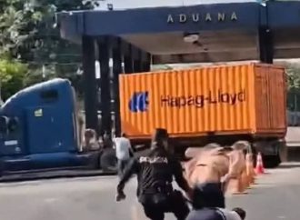 AUTORIDADES INTERVIENEN PARA EVITAR LA HUIDA DE UN HOMBRE EN PASO FRONTERIZO ENTRE EL SALVADOR Y GUATEMALA