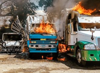 UN INCENDIO ESTRUCTURAL SE REGISTRÓ EN UN TALLER DE SANTA ANA; SEIS VEHÍCULOS RESULTAN AFECTADOS