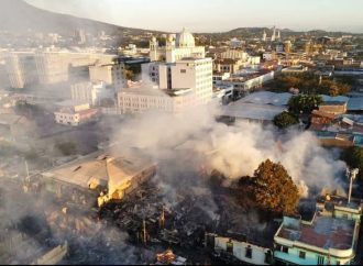 MUERE UN NIÑO Y DOS ADULTOS TRAS INCENDIO EN EL CENTRO HISTÓRICO DE SAN SALVADOR