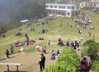 TURISTAS DISFRUTAN DEL CLIMA Y EL PAISAJE NATURAL EN EL CERRO EL PITAL