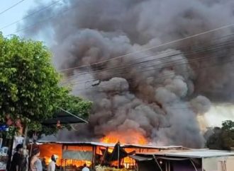 INCENDIO AFECTA ESTRUCTURAS DE VENTAS INFORMALES CERCA DE MEGA PLAZA, SONSONATE