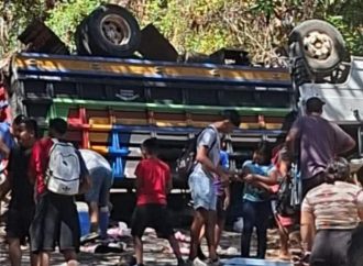 CAMIÓN QUE TRANSPORTABA JUGADORES Y AFICIONADOS VUELCA EN MORAZÁN SUR; REPORTAN PERSONAS LESIONADAS