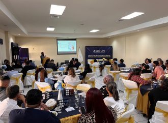 SIMPOSIO DE SALUD VISUAL REÚNE A ESPECIALISTAS EN SANTA ANA
