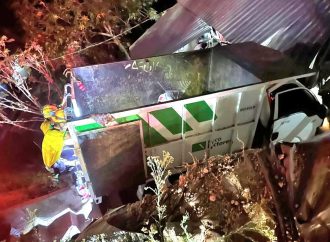 CAMIÓN RECOLECTOR CAE SOBRE VIVIENDA Y DEJA 10 LESIONADOS EN TONACATEPEQUE