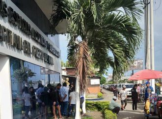 MARINA SALVADOREÑA RESCATÓ A 16 NÁUFRAGOS ECUATORIANOS; FAMILIARES BUSCAN CONFIRMAR IDENTIDAD