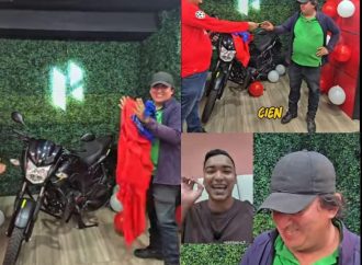 INFLUENCERS REGALAN MOTOCICLETA NUEVA A DON JOSÉ, EL VENDEDOR DE SORBETES QUE SE LE QUEMÓ LA MOTO