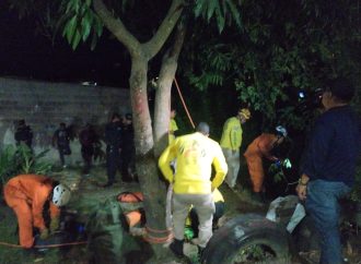 RESCATAN CON VIDA A HOMBRE TRAS CAER EN BARRANCO EN SAN SALVADOR