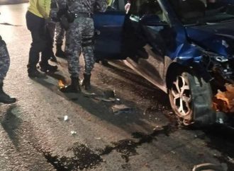 ACCIDENTE DE TRÁNSITO FRENTE AL ESTADIO JORGE “MÁGICO” GONZÁLEZ INVOLUCRA A VEHÍCULO Y COASTER DE RUTA 44