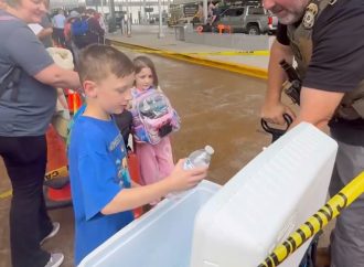 AGENTES DE ICE REPARTEN AGUA A PASAJEROS EN AEROPUERTOS DE ESTADOS UNIDOS