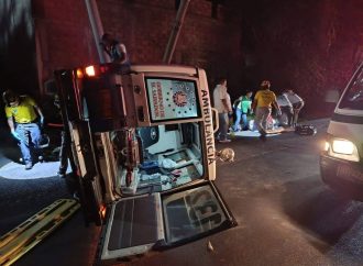 AMBULANCIA QUE TRASLADABA A UN NIÑO VUELCA EN LA TRONCAL DEL NORTE