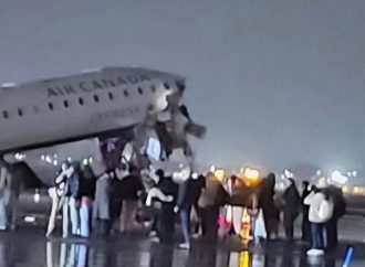 INCIDENTE EN AEROPUERTO LA GUARDIA DE NUEVA YORK DEJA VARIOS HERIDOS TRAS COLISIÓN EN PISTA
