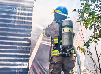 BOMBEROS CONTROLAN INCENDIO EN BODEGA EN LA PAZ CENTRO