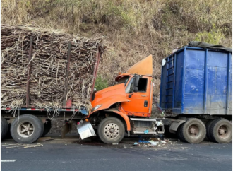 CHOQUE ENTRE CAMIONES EN CARRETERA DE ORO DEJA DOS PERSONAS LESIONADAS