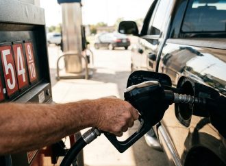 PRECIO DE LA GASOLINA EN EE. UU. ALCANZA SU NIVEL MÁS ALTO DESDE 2024 POR TENSIONES EN EL MERCADO PETROLERO