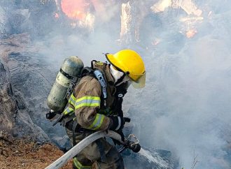 BOMBEROS ATIENDEN INCENDIO EN PROMONTORIO DE LLANTAS EN SANTA ANA CENTRO