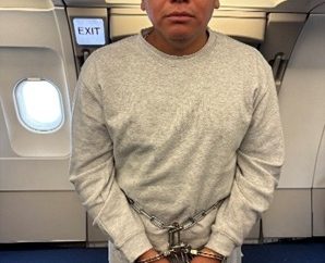 AUTORIDADES DE EE. UU. DEPORTAN A SALVADOREÑO SEÑALADO POR VÍNCULOS CON ESTRUCTURA CRIMINAL