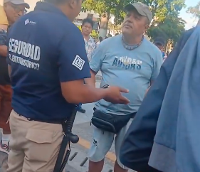 POLÉMICA EN CENTRO HISTÓRICO DE SAN SALVADOR POR INTERVENCIÓN A TURISTA QUE REGALABA GLOBOS