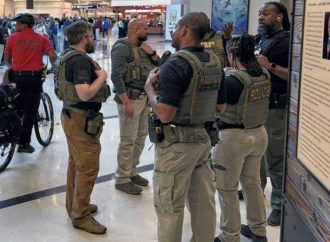 AGENTES DE ICE SE DESPLIEGAN EN AEROPUERTOS DE EEUU PARA APOYAR OPERACIONES DE SEGURIDAD