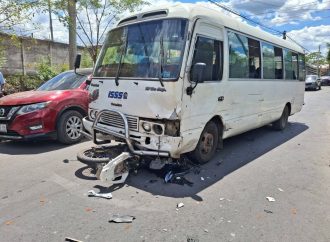 MOTOCICLISTA FALLECE TRAS ACCIDENTE CON TRANSPORTE COLECTIVO EN SAN MIGUEL