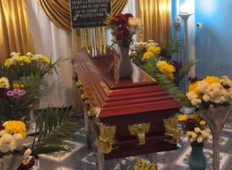 FAMILIARES Y AMIGOS DAN EL ÚLTIMO ADIÓS A JULIO CÉSAR RIVERA EN AHUACHAPÁN