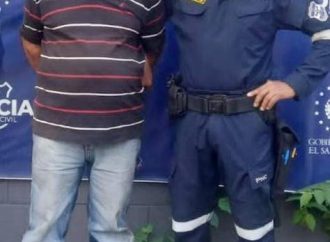 CONDUCTOR CAPTURADO TRAS VUELCO DE CAMIÓN QUE DEJÓ UN FALLECIDO Y 14 LESIONADOS EN SONSONATE