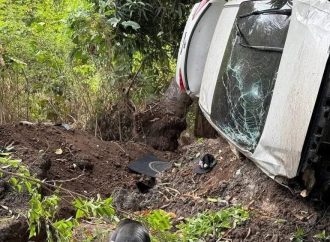 CONDUCTOR LESIONADO Y RESPONSABLES HUYEN TRAS ACCIDENTE EN CARRETERA LITORAL